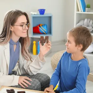 logopeda realizando ejercicios de logopedia con niño