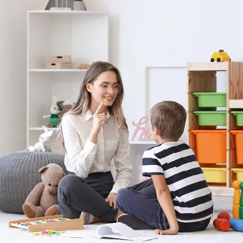 logopeda infantil realizando ejercicios de logopedia con niño